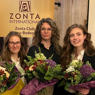 Hegau-Bodensee: Mariia Kuzminova (Universität Konstanz), Kalina Perrucci (Preisträgerin, Universität Konstanz) und Jaqueline Waibel (HTWG Konstanz). Foto: Zonta Club Hegau-Bodensee.