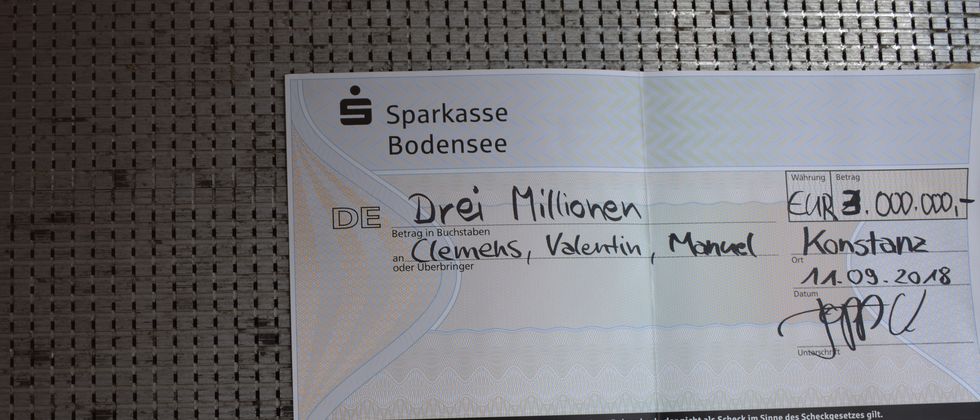 Foto eines Schecks über drei Millionen Euro.
