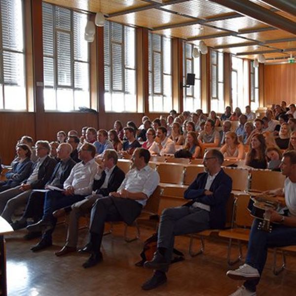 Foto von Zuschauern in der Aula. 