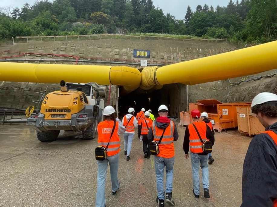 Zugang zur Baustelle durch den Zufahrtsstollen