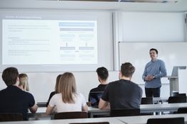 Situation während einer Vorlesung: Studierende mit Prof. Dr. Stefann Waitzinger.