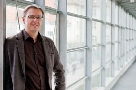 Prof. Dr. Jürgen Freudenberger im Portrait vor unscharfem Hintergrund.