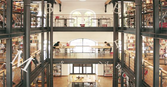 Innenaufnahme Bibliothekshalle mit mehreren Ebenen