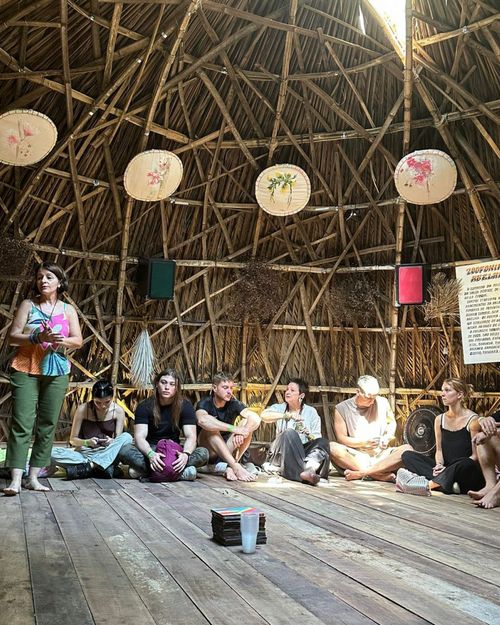 Studierende hören einer Präsentation zu.