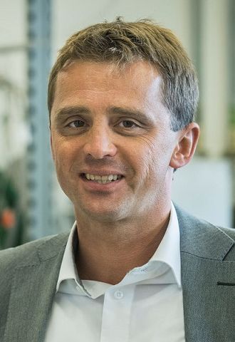 Prof. Dr.-Ing. Lazar Bošković Prof. Dr.-Ing. Lazar Bošković lächelt den Betrachter an