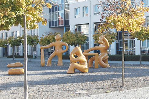 Bild der Skulpturen auf dem HTWG-Innenhof