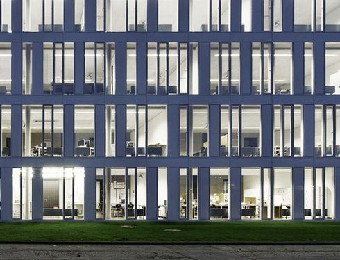 Außenaufnahme erleuchtetes Gebäude L in der Dämmerung