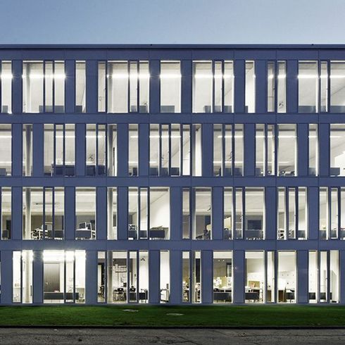 Außenaufnahme erleuchtetes Gebäude L in der Dämmerung