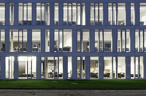 Außenaufnahme erleuchtetes Gebäude L in der Dämmerung