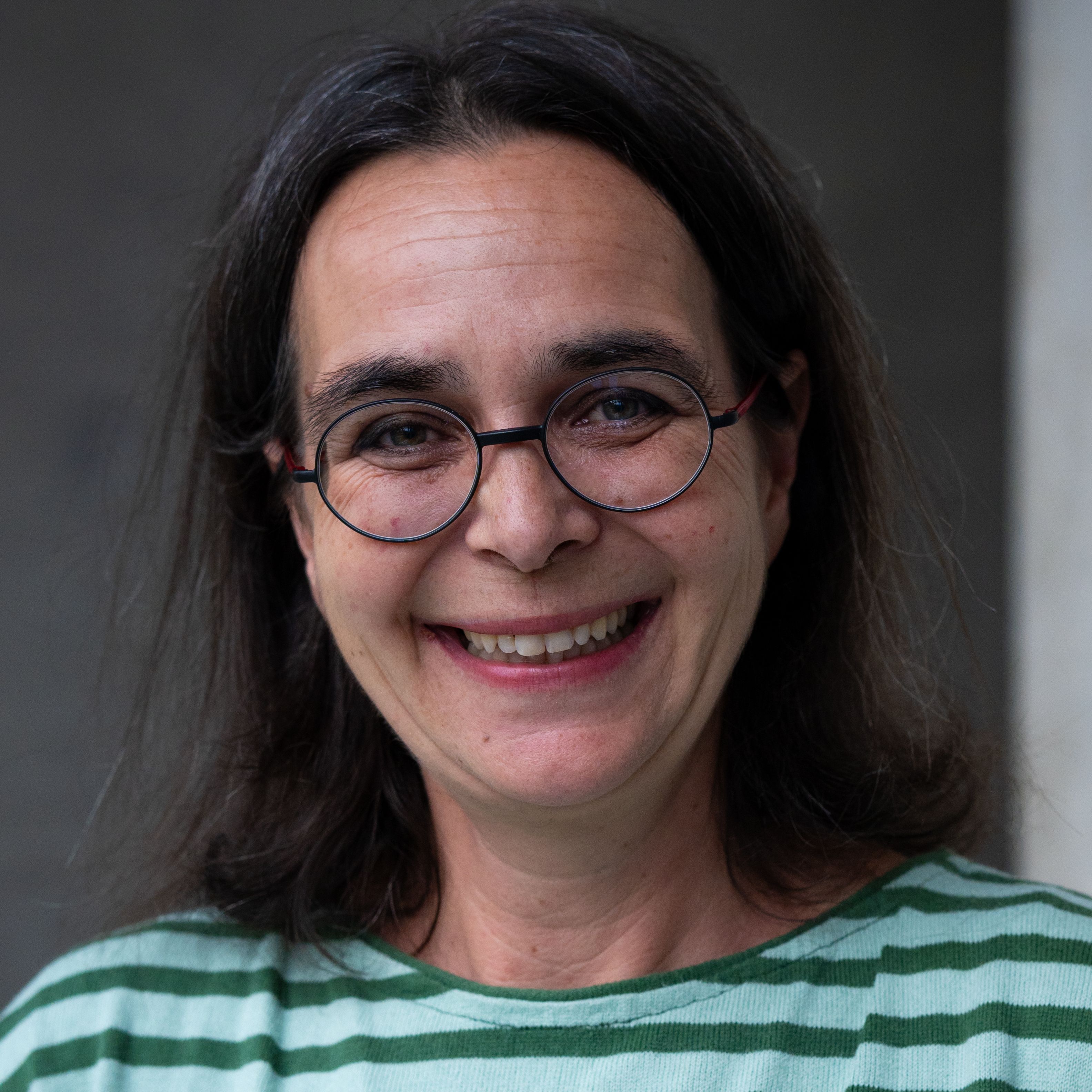 Portrait Michaela David, mit freundlichem Lächeln
