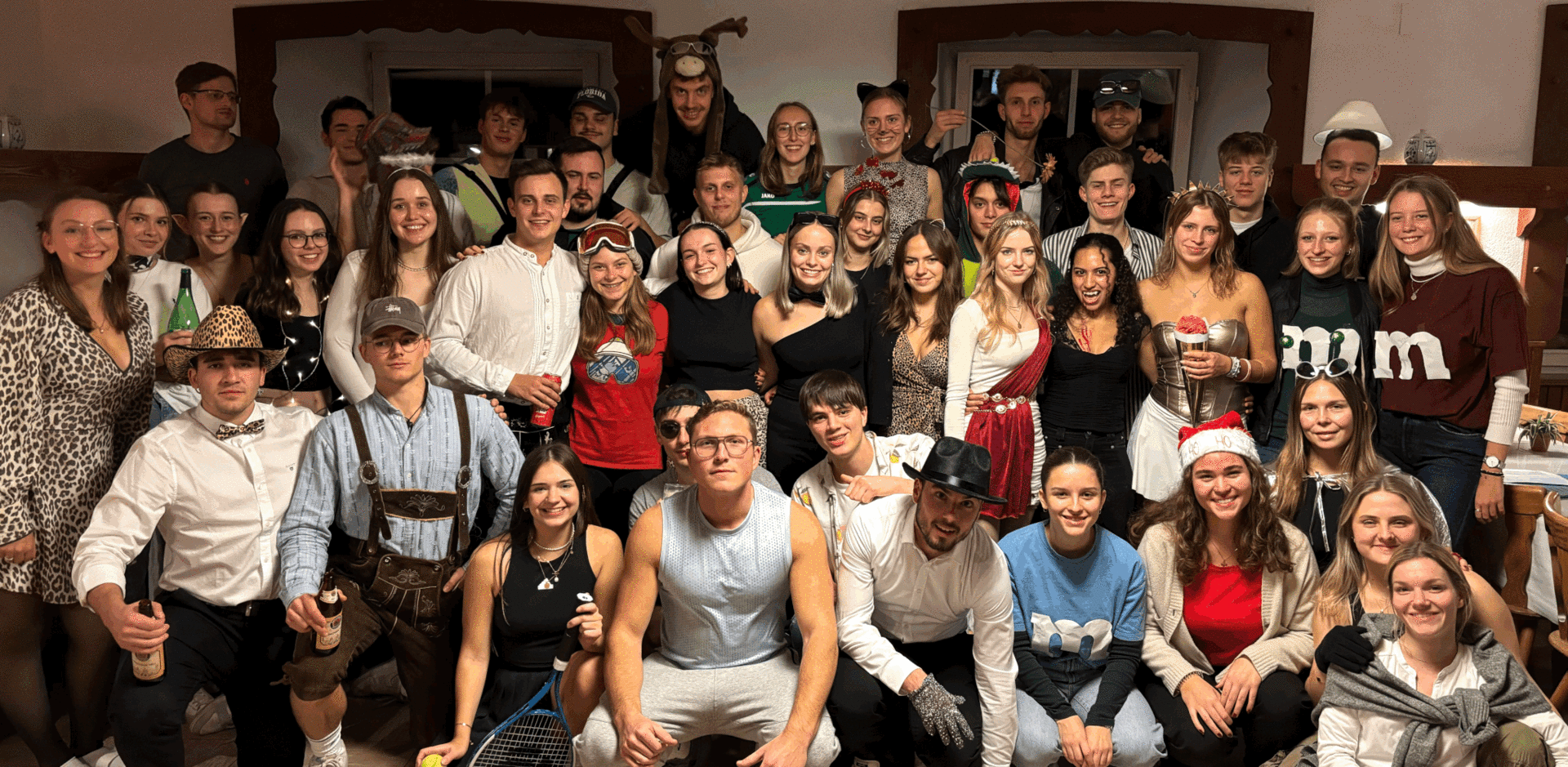 Gruppenbild der Teilnehmerinnen und Teilnehmer der Erstihütte auf der Mottoparty