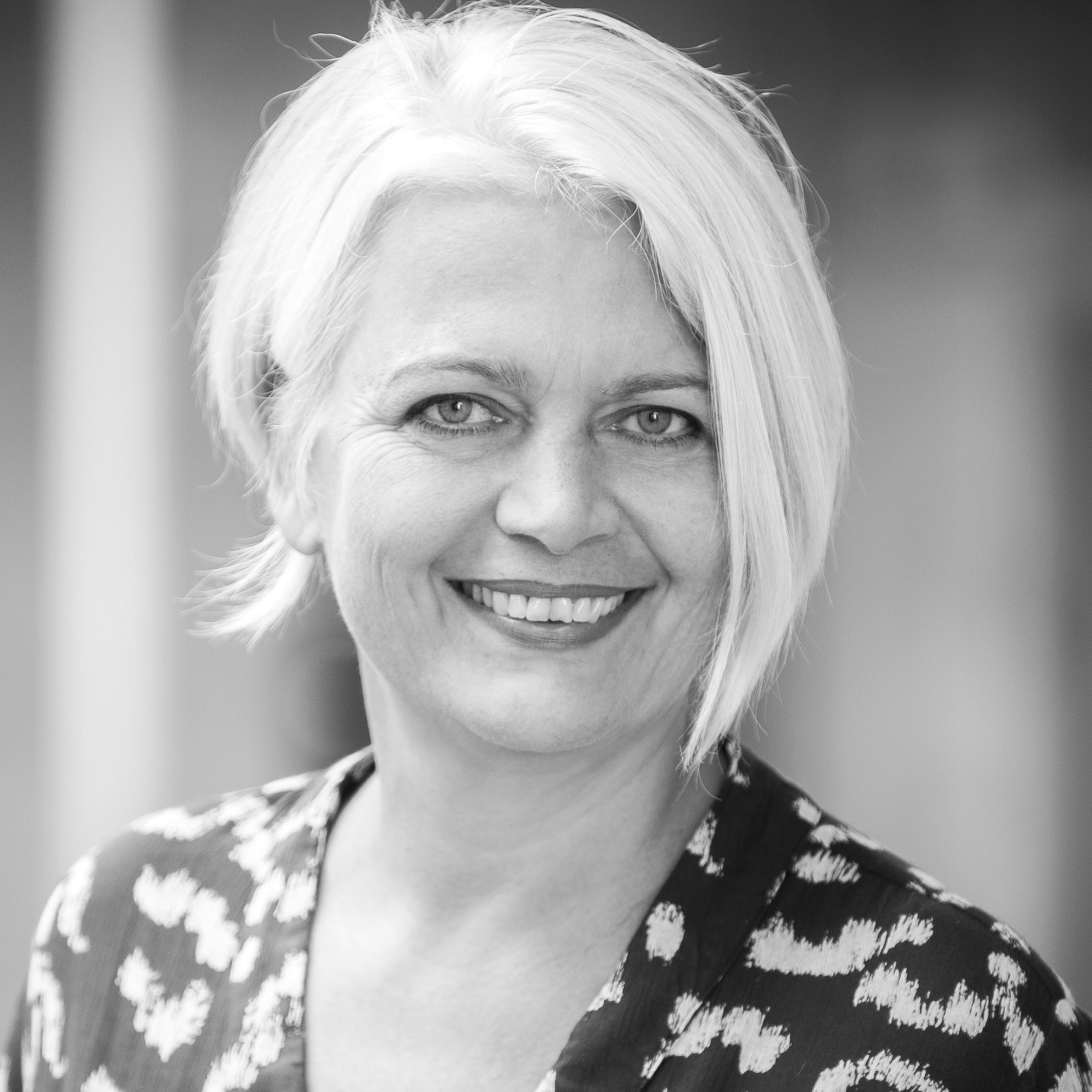 Portrait Gudrun Damm, mit freundlichem Lächeln