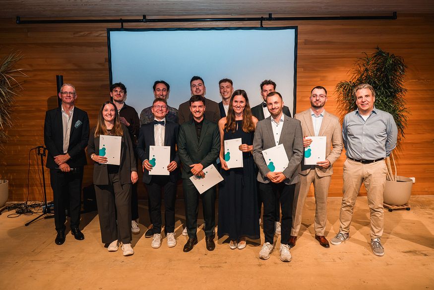 Personengruppe, von denen einige eine Dokumentenmappe vor sich halten