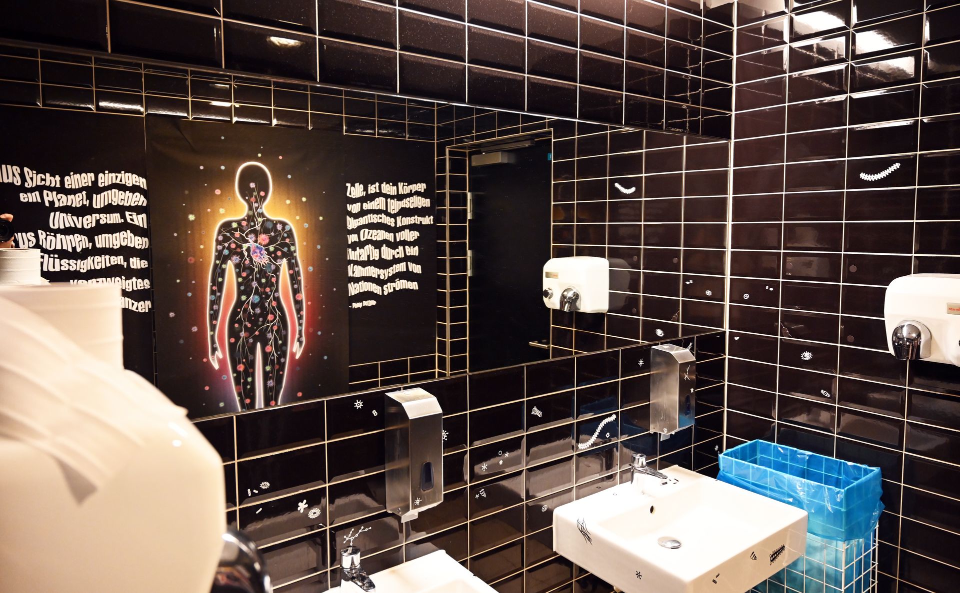 Kunst auf der Damentoilette