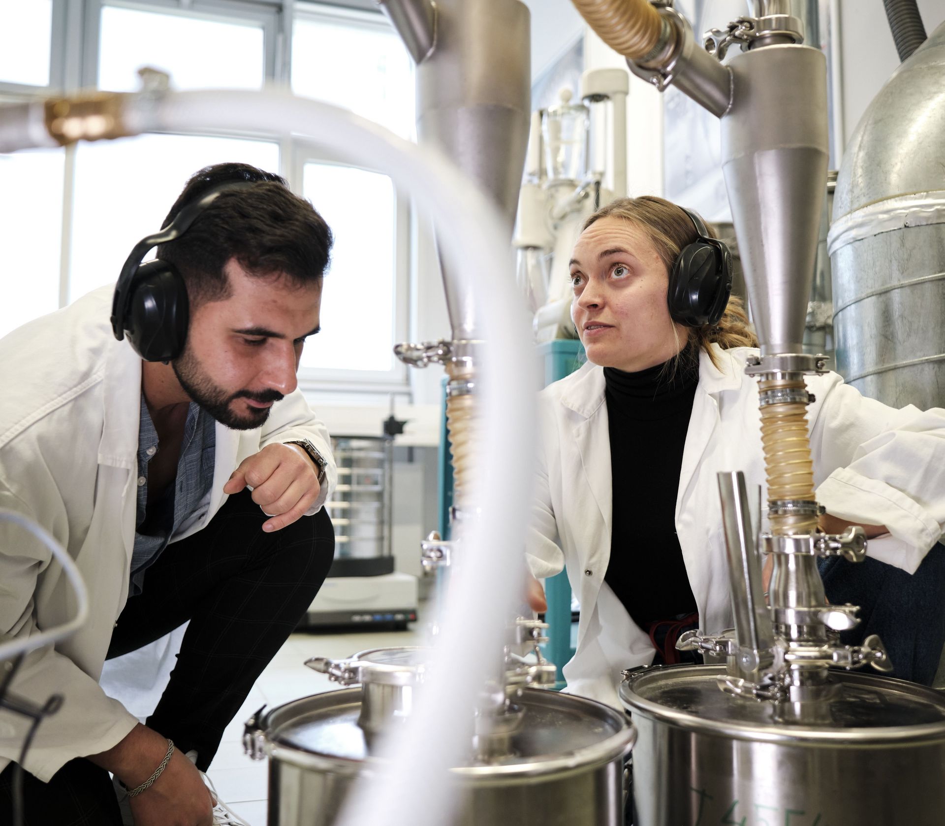 Studierende im Labor