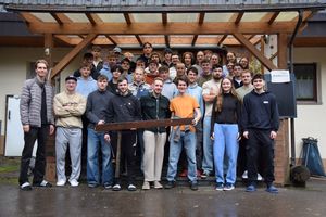 Teilnehmer der ErstiHütte vor dem Haus