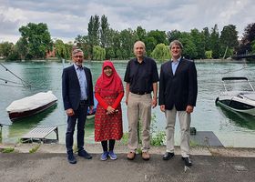 Drei Professoren und eine Gastwissenschaftlerin posieren am Ufer des Seerheins fürs Foto.
