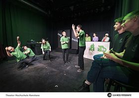 Mehrere Personen stehen auf einer Bühne und machen Improtheater