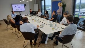 Netzwerktreffen, bei dem Teilnehmende um einen Tisch herum sitzen.