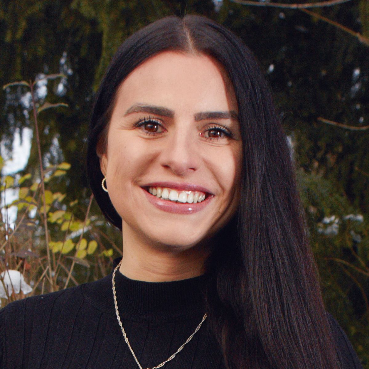 Portrait Sina Bilder, mit freundlichem Lächeln