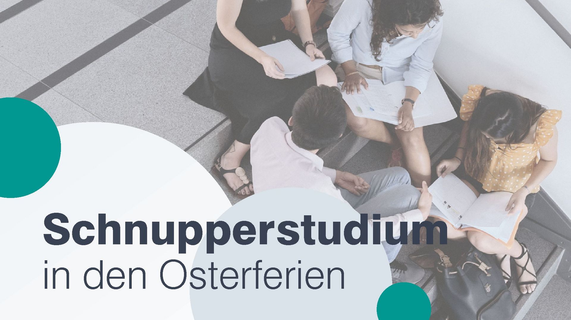 Draufansicht auf eine Personengruppe, Text "Schnupperstudium in den Osterferien"