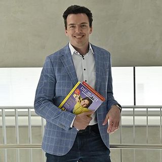 Foto von Prof. Dr. Stefan Waitzinger, dem Studiendekan der Studiengänge "Betriebswirtschaftslehre" und "Unternehmensführung". Prof. Waitzinger freut sich über die exzellenten Ergebnisse.