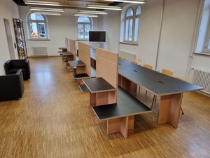 Tisch im Foyer mit verschiedenen Arbeitsbereichen