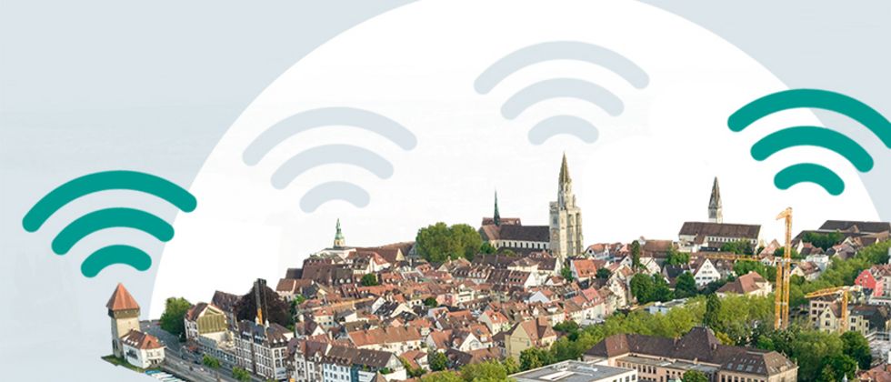 Die Stadt Konstanz aus der Vogelperspektive mit grafischen Symbolen für die Übertragung von Daten digitaler Sensoren.Daten  