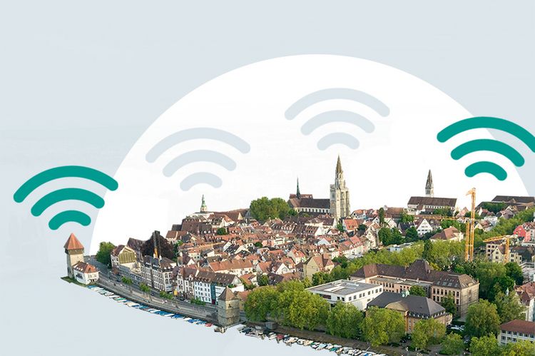 Die Stadt Konstanz aus der Vogelperspektive mit grafischen Symbolen für die Übertragung von Daten digitaler Sensoren.Daten  