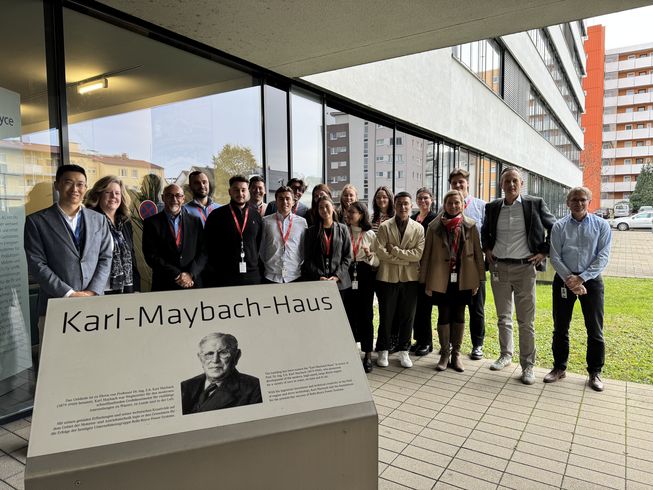 Exkursionsteilnehmer und Unternehmensvertreter vor dem Karl-Maybach Haus von Rolls Royce Power Systems