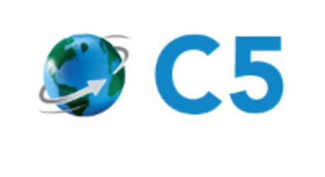Weltkugel mit einem Pfeil darum, daneben steht C5 in blauen Buchstaben.