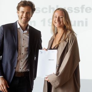 Laudator Prof. Dr. Nils Henker gratuliert der besten Bachelor-Absolventin Rike Mehlberg zum Luca-Pacioli-Preis. Foto: Felix Stoffel.