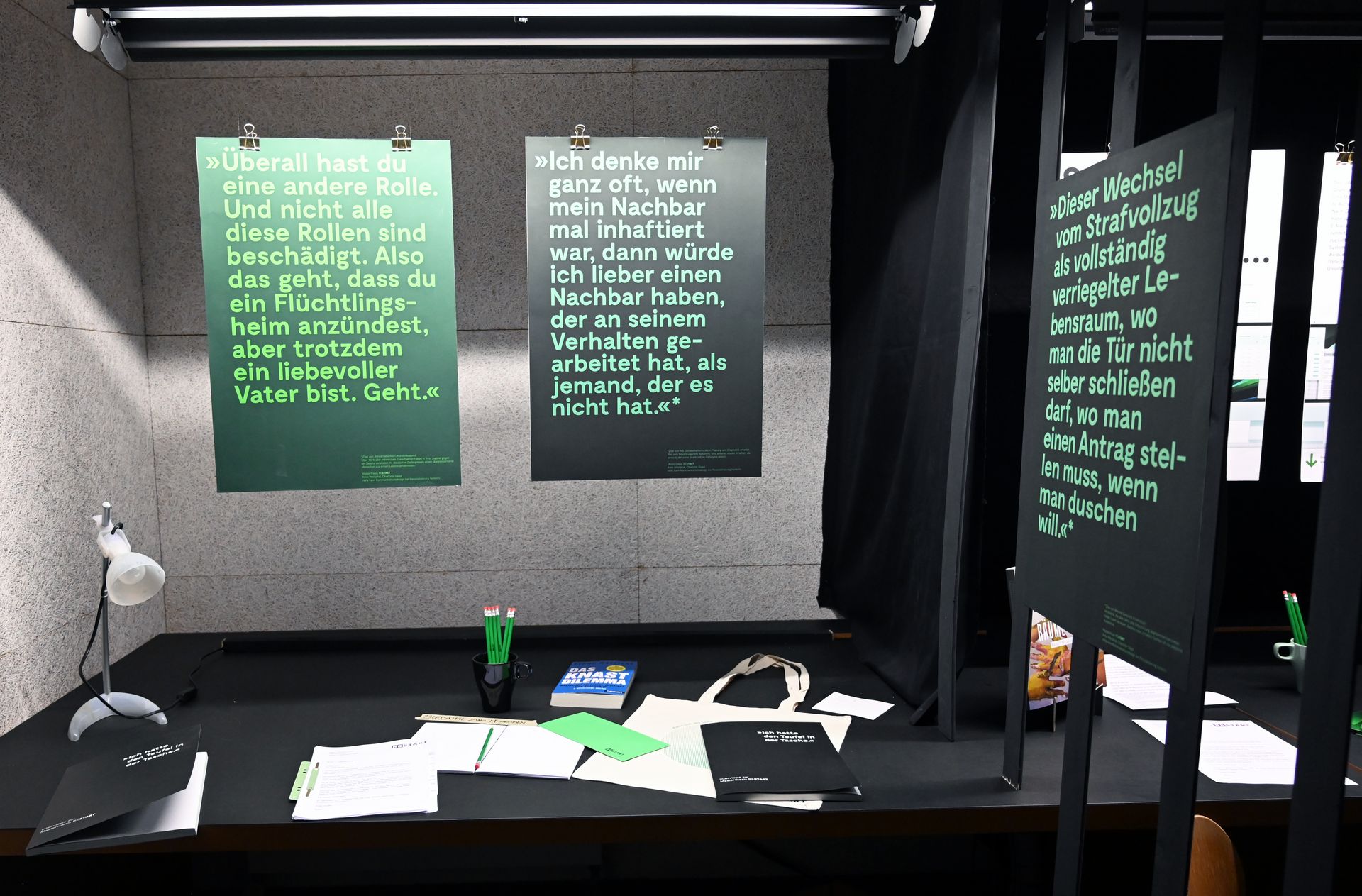 Fotografie aus der Werkschau; Das Bild zeigt Plakate mit Zitaten aus der Abschlussarbeit