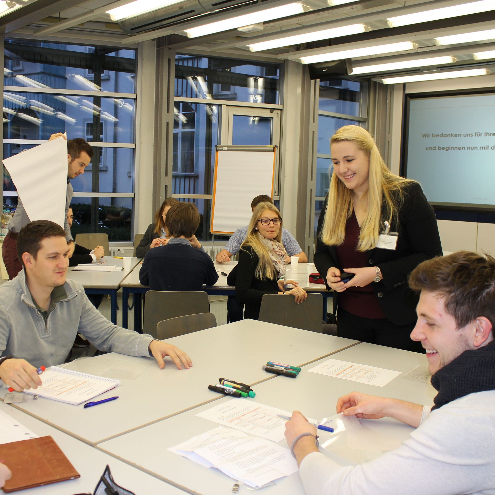 Gruppenarbeit Studierende Students working in a team and doing case studies.