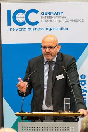 Stephan Grüninger am Rednerpult mit dem Logo ICC im Hintergrund