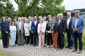Das Foto zeigt ein Gruppenbild der Kanzlerinnen und Kanzler