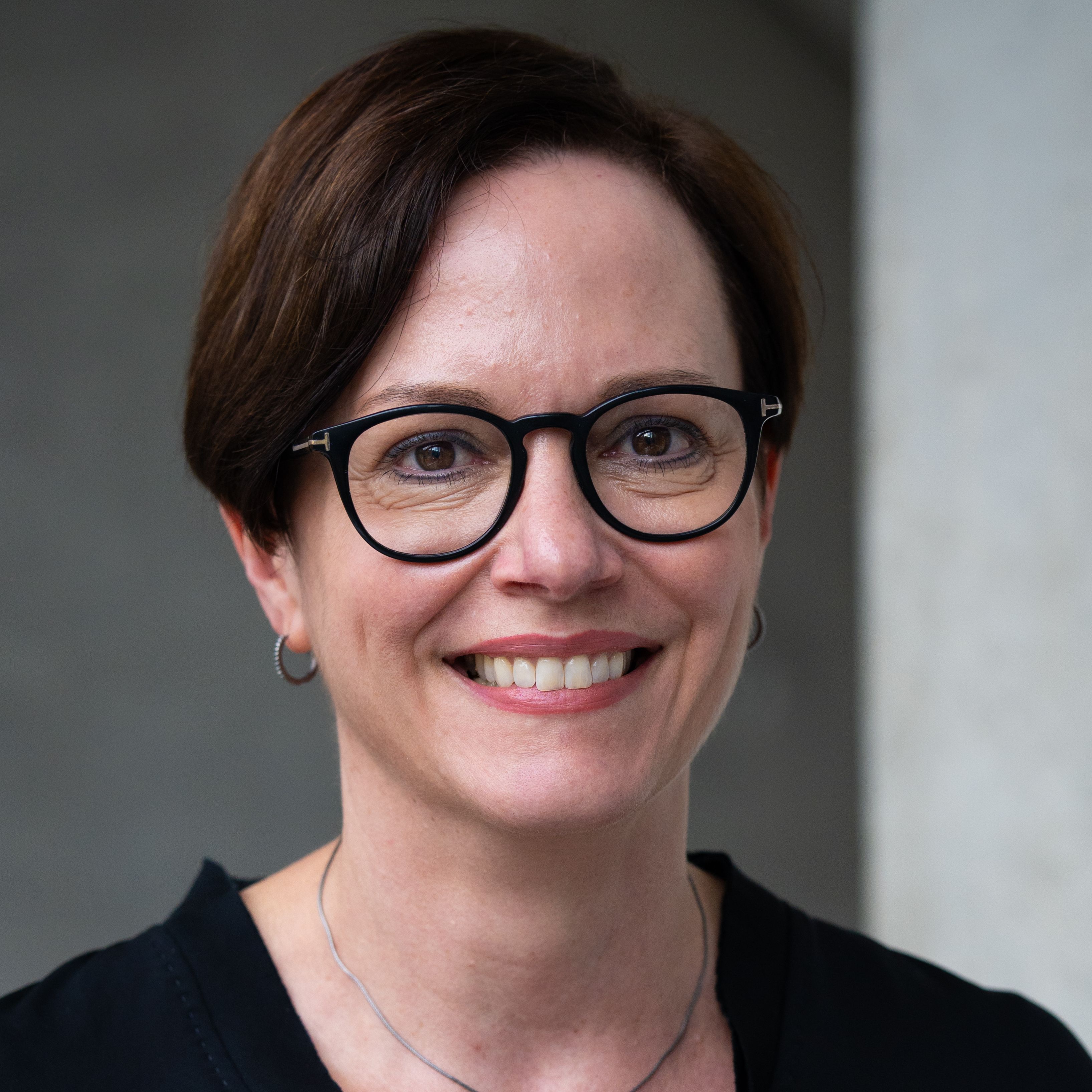 Portrait Vera Maier-Tragmann, mit freundlichem Lächeln