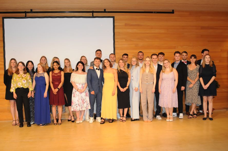 Gruppenbild aller Absolventinnen und Absolventen 