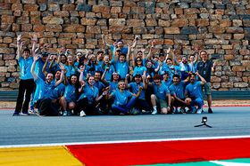 Eine Gruppe Studierender feiert ihren Erfolg beim MotoStudent Wettbewerb