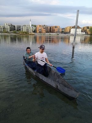 Zwei Studenten des Bauingenieurwesens aus dem Betonkanu-Team der HTWG beim Paddeln im Betonkanu.