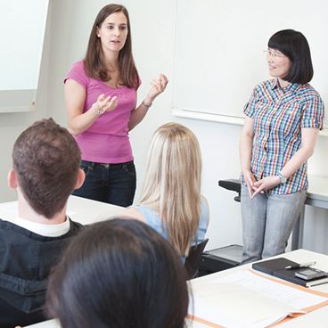 [Translate to English:] Studierende nehmen an einem Workshop teil.