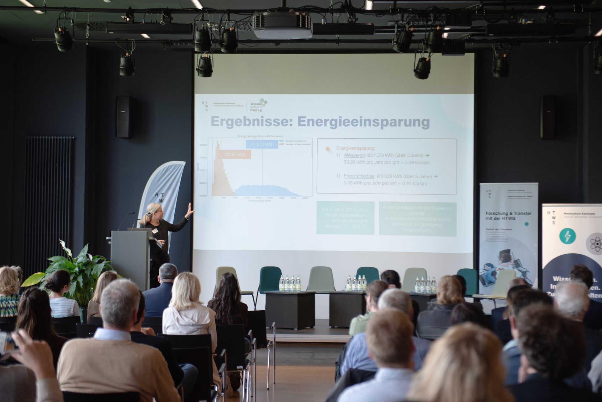 Prof. Dr. Doris Bohnet steht auf der Bühne und hält einen Impulsvortrag.