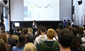Konzentrierte Schüler*innen lauschen einem Vortrag