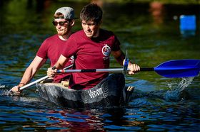 Zwei Studierende im Betonkanu während der Regatta 2019