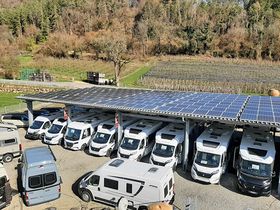 Das Bild zeigt einen Caravan-Parkplatz, dessen Überdachung mit PV-Anlagen ausgerüstet ist