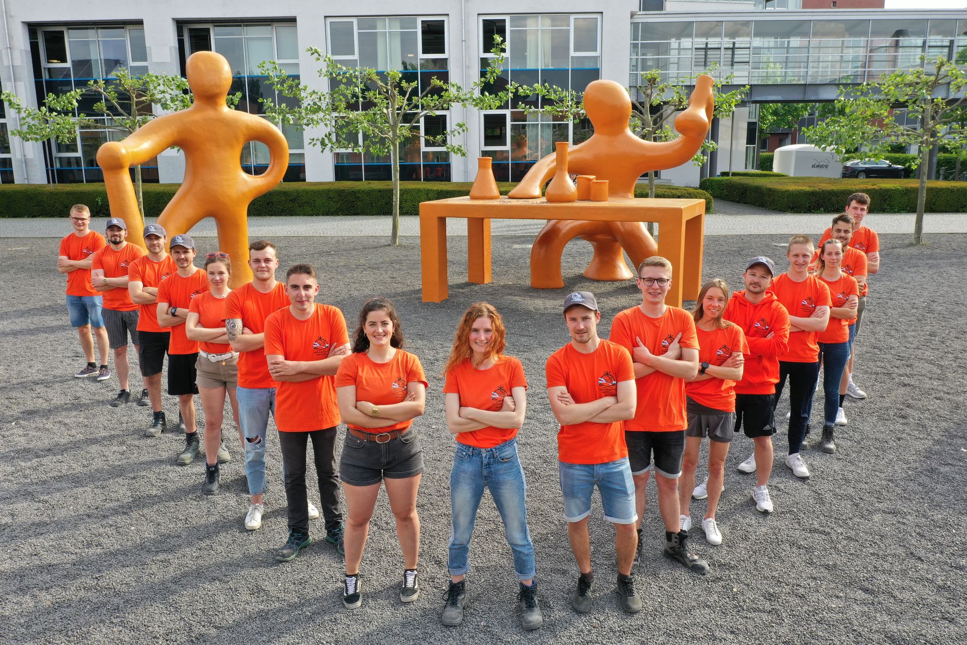 Das Betonkanuteam der HTWG posiert auf dem Innenhof des Campus fürs Foto.