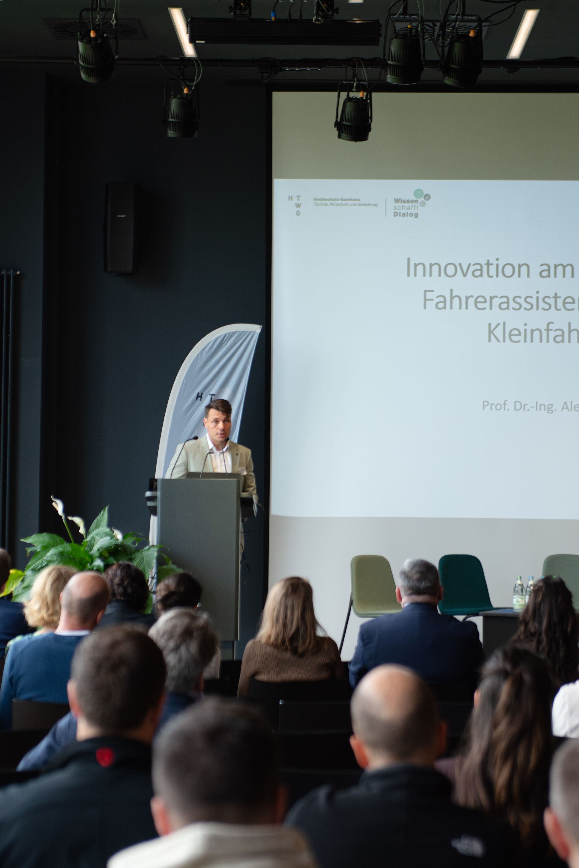 Prof. Dr. Basler hält einen Impulsvortrag.