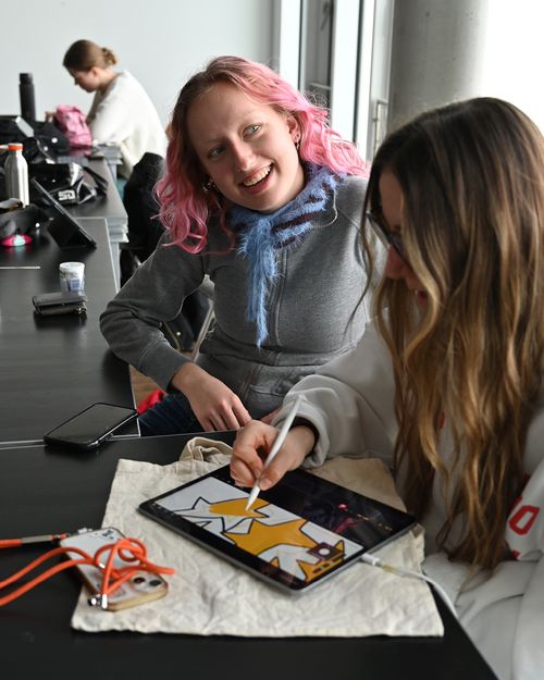 Studentinnen bei der Teamarbeit im Workshop.