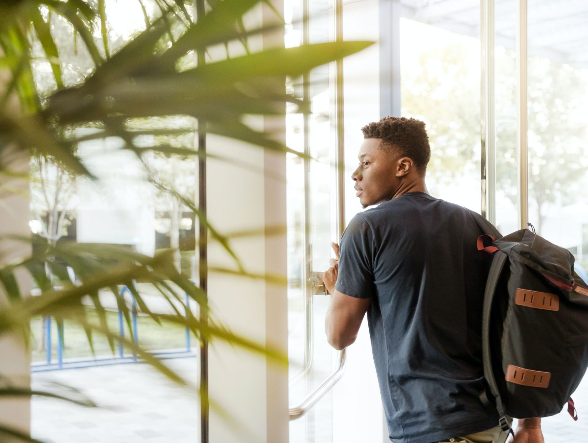 Ein Student verlässt das Hochschulgebäude