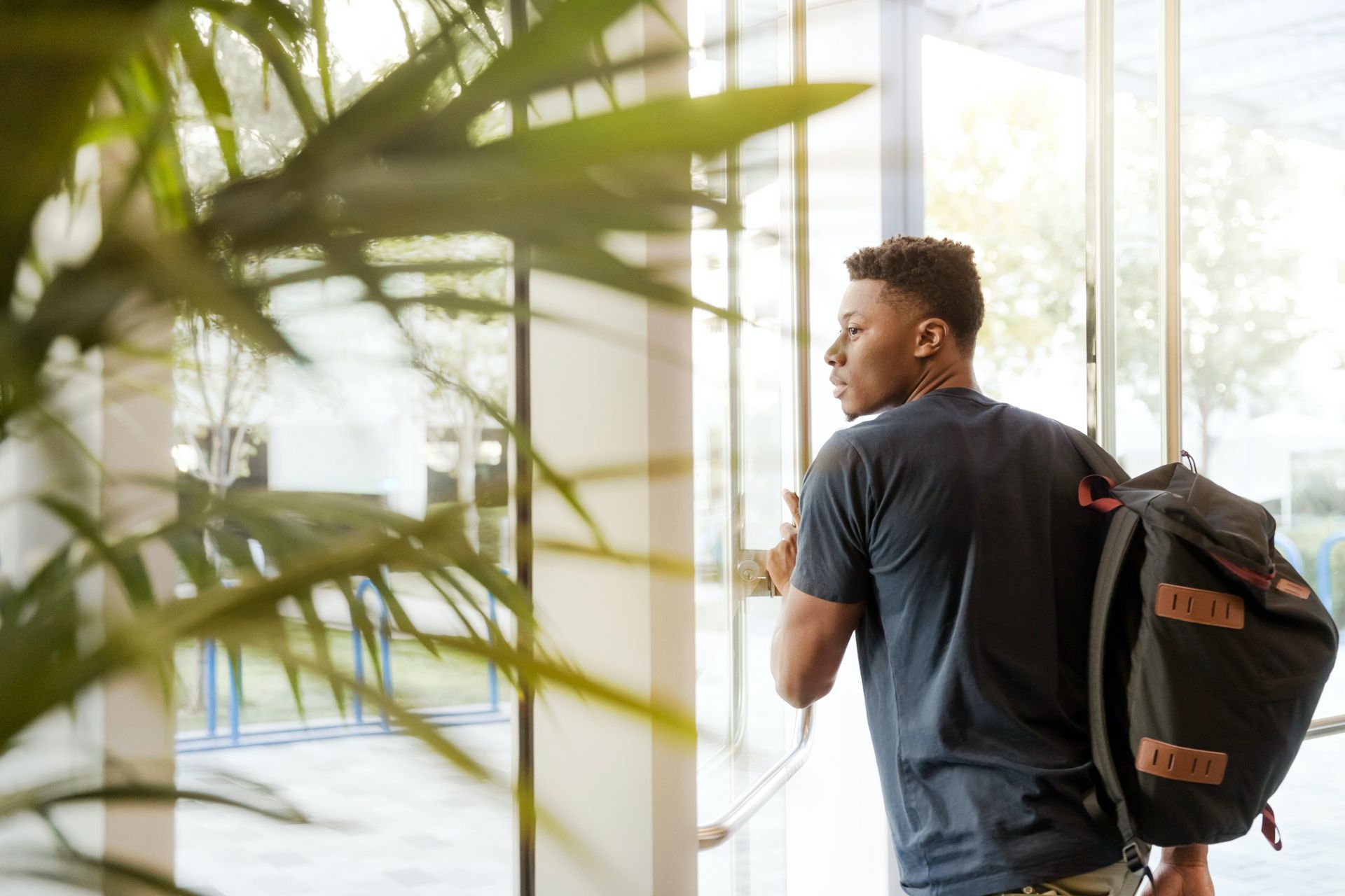 Ein Student verlässt das Hochschulgebäude